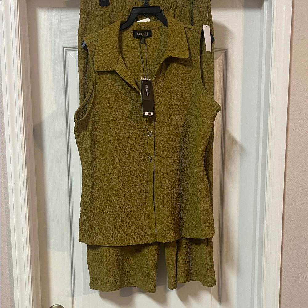 Olive Green Textured Capris by Truth by Republic